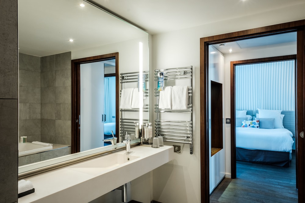 Suite, 1 très grand lit et 1 canapé-lit, balcon, vue piscine Suite, 1 très grand lit et 1 canapé-lit, balcon, vue piscine