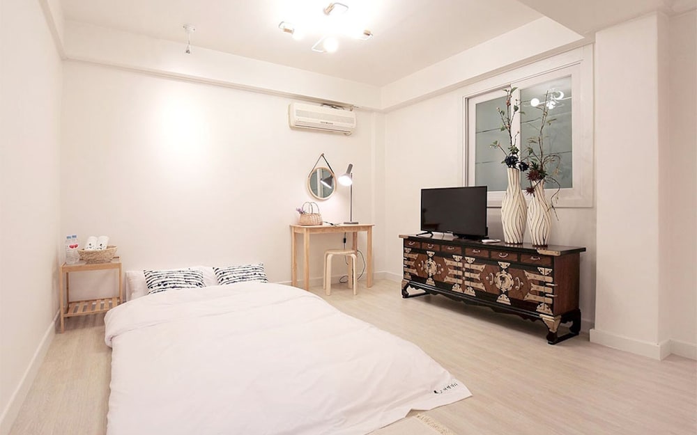 Room (Ondol Room 403)