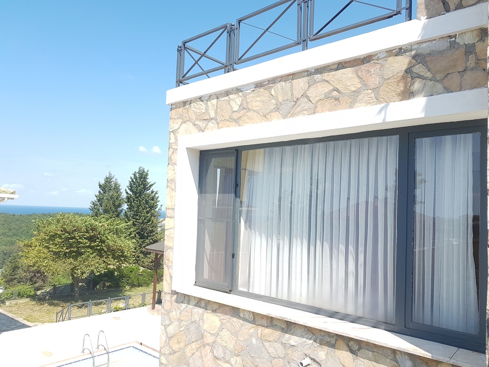 Deluxe Suite - Photo 2