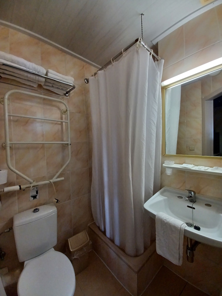 Standard Double Room - Photo 9