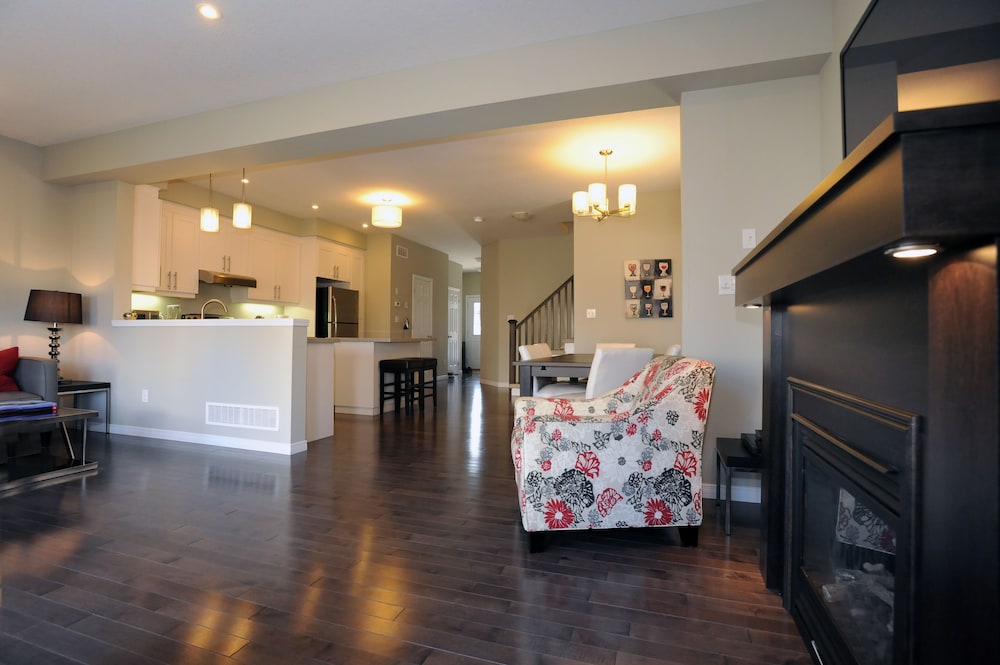 King or Queen Room with Ensuite Bath-Type 1 (No pets) photo 2