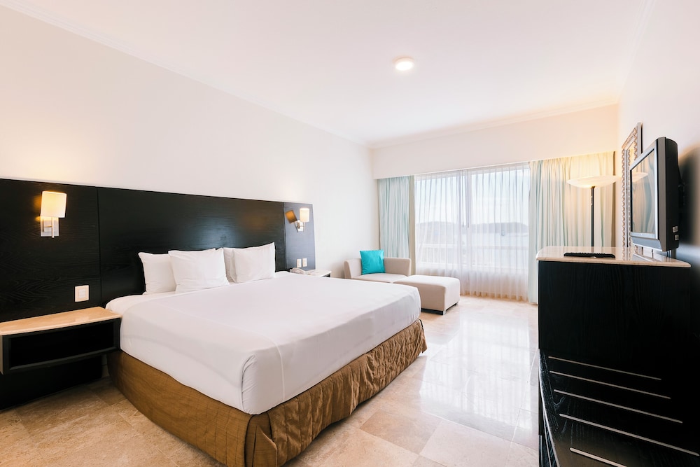 Junior Room, 1 King Bed, Beach View - Photo 4