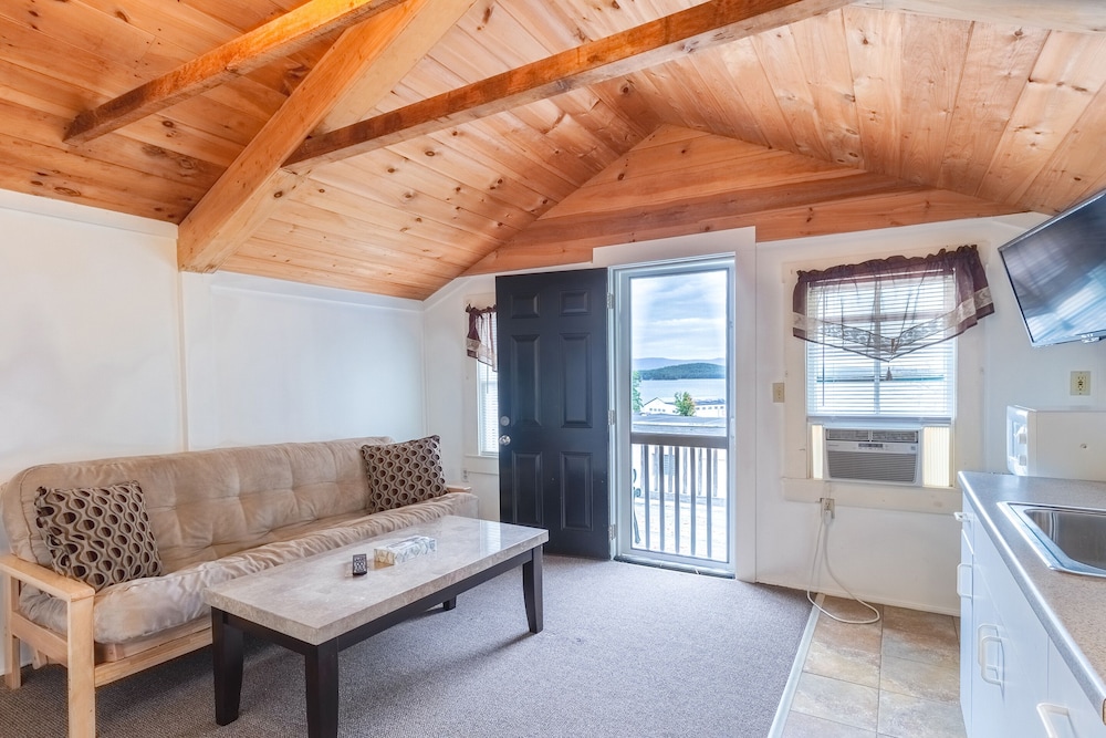 Large Two Room King Bed Cottage with Shared Balcony photo 1