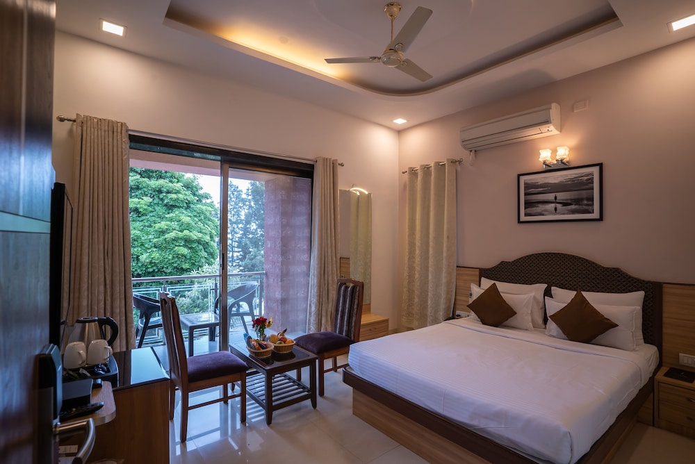 Executive Room with Balcony - Photo 2
