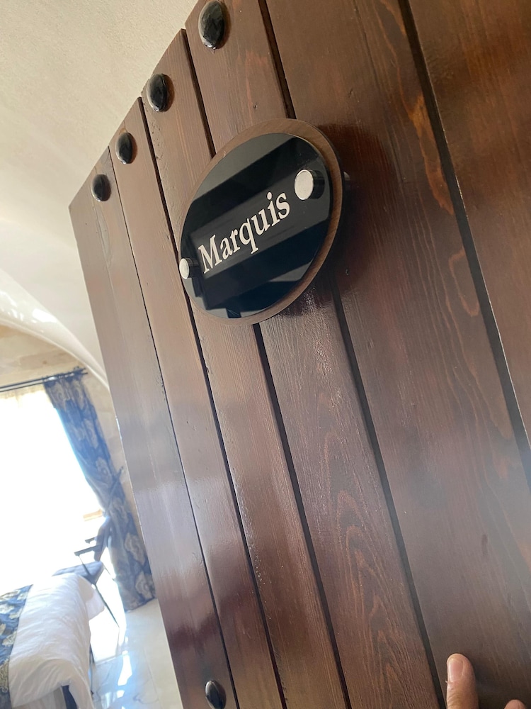 Marquis Room photo 2