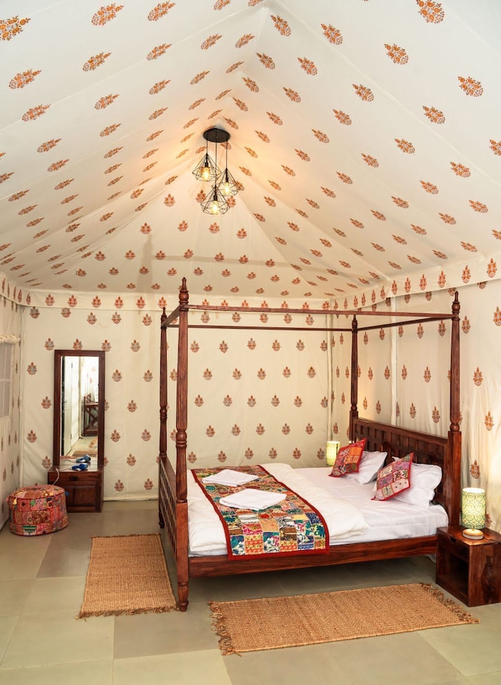 Signature Tent, Bathtub, Desert View