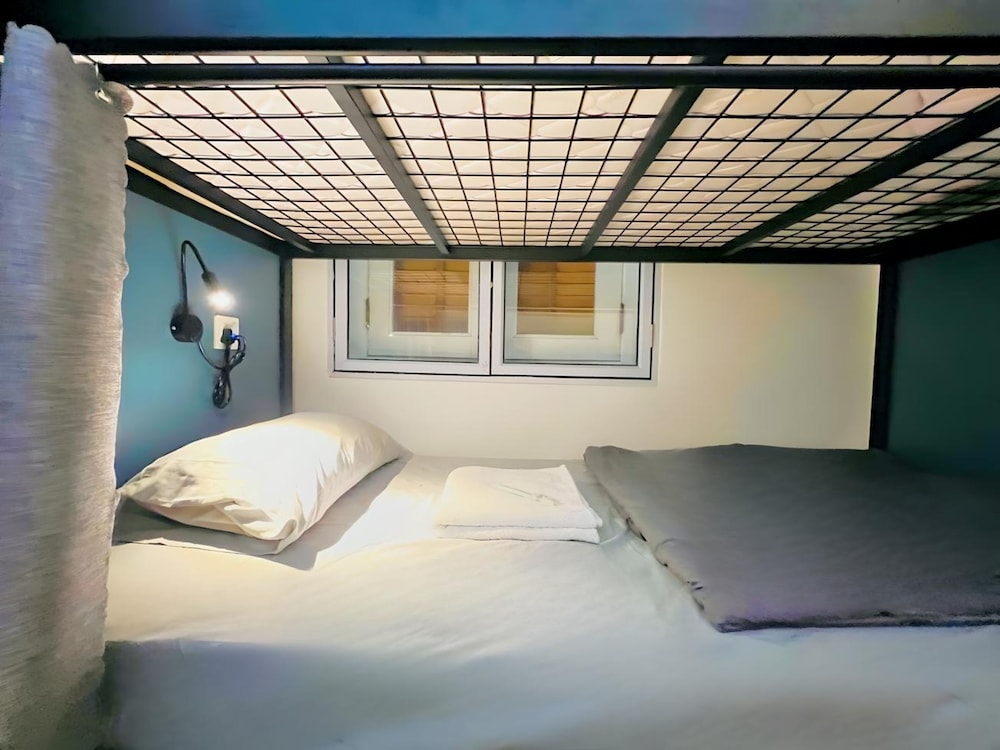 1 Bed in 8 Bedded Female Shared Room with Ensuite Bathroom photo 1