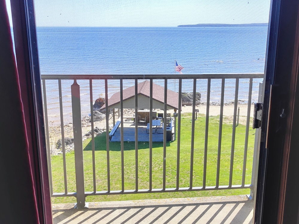 Standard Room, 2 Queen Beds, Balcony, Lake View - Photo 1