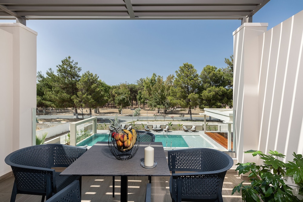 Superior Double Room With Pool View - Photo 6
