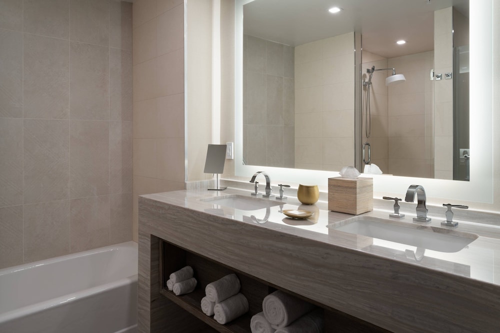 Suite, 2 Bedrooms (Mobility Accessible, Roll-In Shower) thumbnail 6