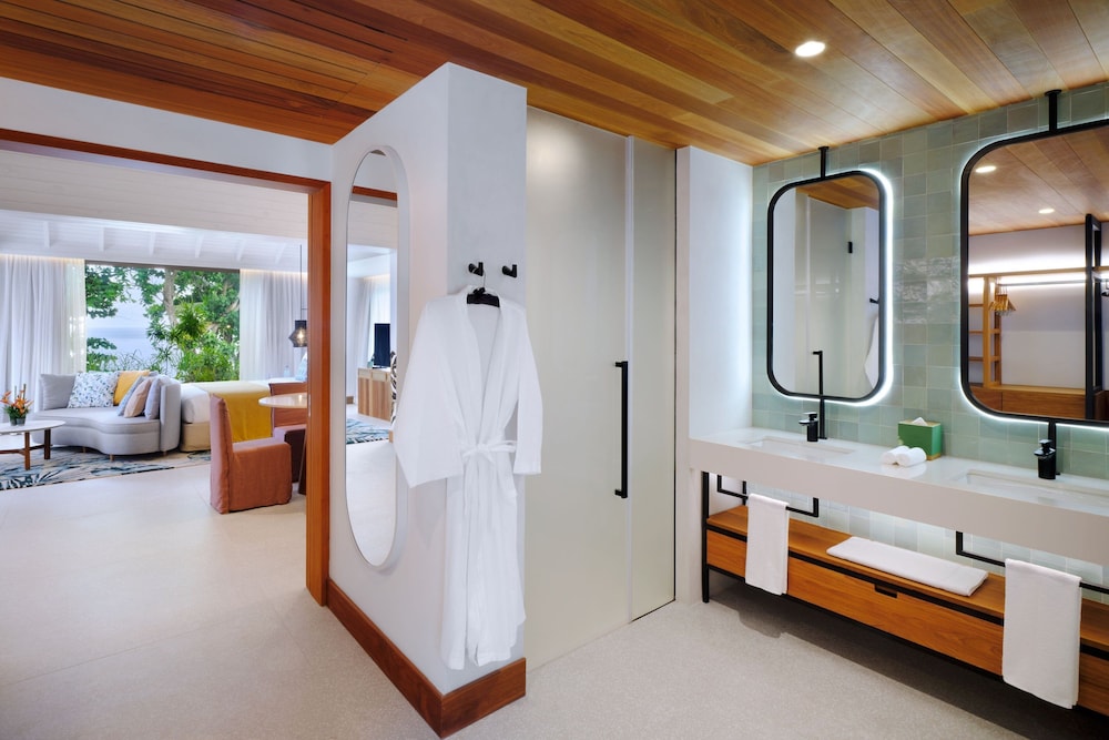 Signature Suite, 1 King Bed, Patio, Sea View - Photo 7