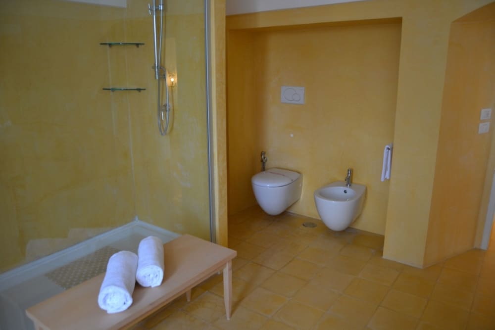 Suite - Photo 13