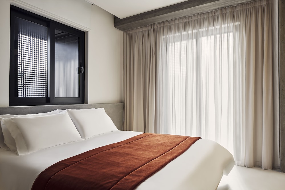 Junior Studio Suite, 1 Queen Bed with Sofa bed, Non Smoking, City View photo 3