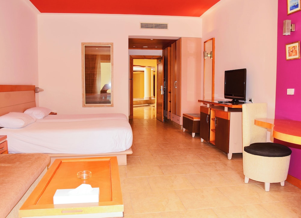 Superior Room, Pool View - Photo 3