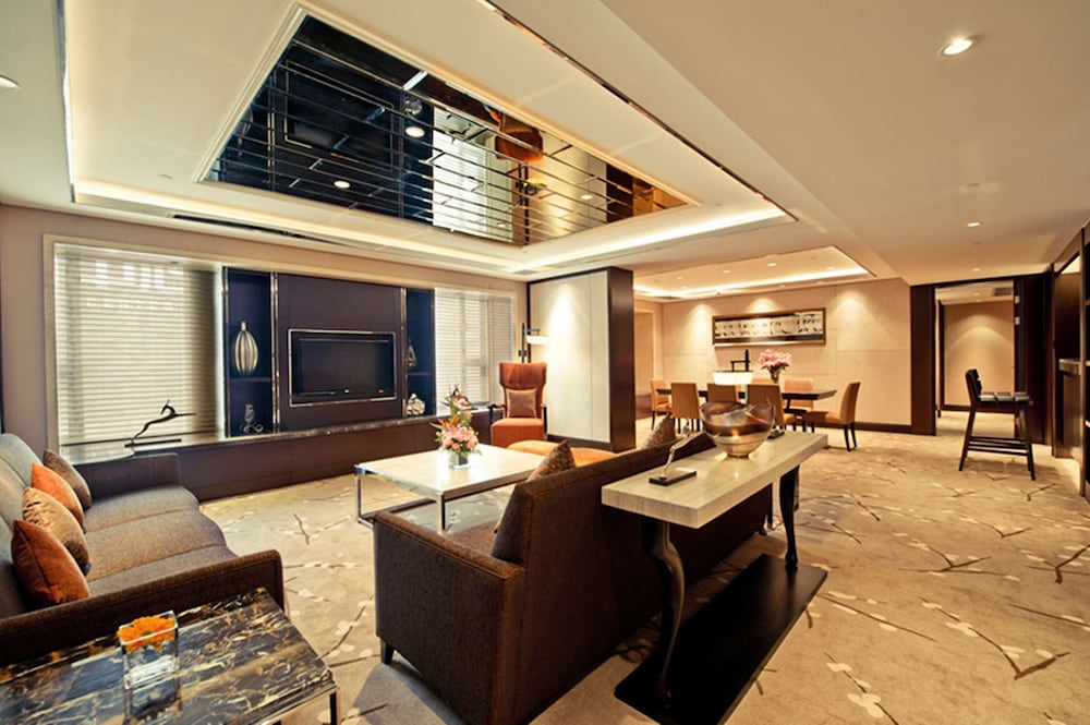 Premier Suite - Photo 5