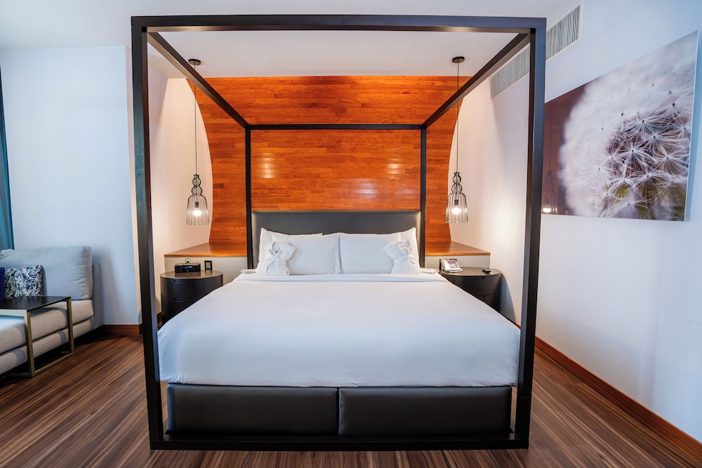 Premium Suite, 1 King Bed, Non Smoking - Photo 3