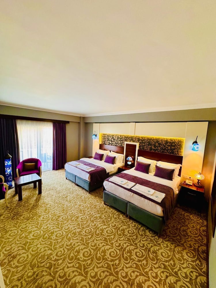 Deluxe Quadruple Room, 1 Bedroom, Non Smoking photo 3