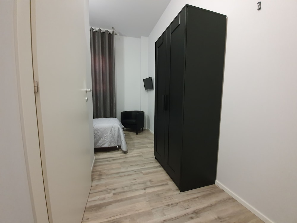 Twin Room - Photo 8