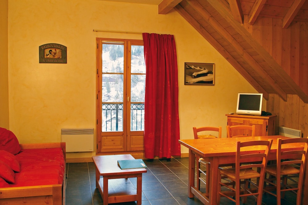 3 bedroom apartment sleeps 8 (sometimes split level) photo 3