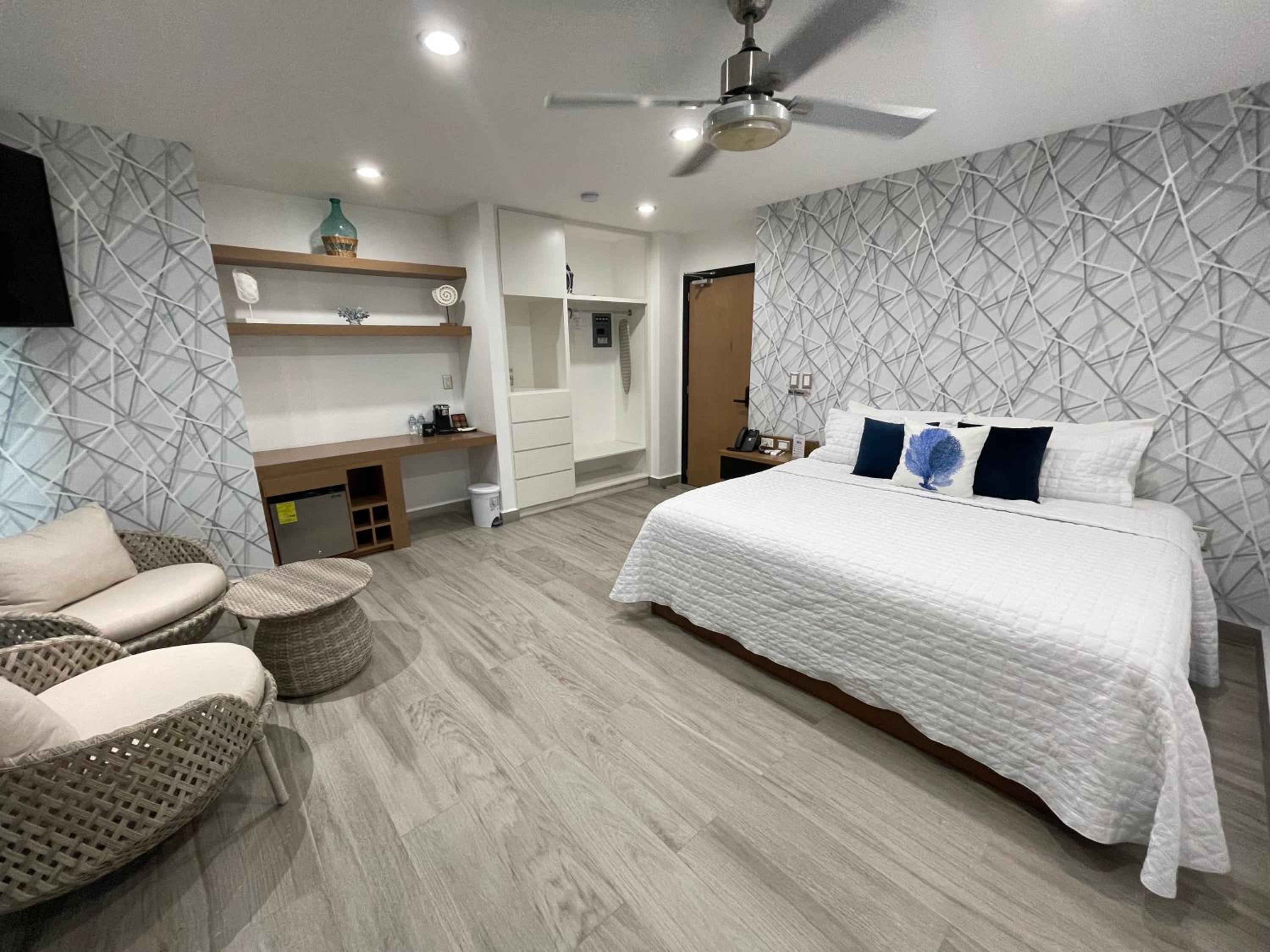 Deluxe Double Room with Balcony and Sea View