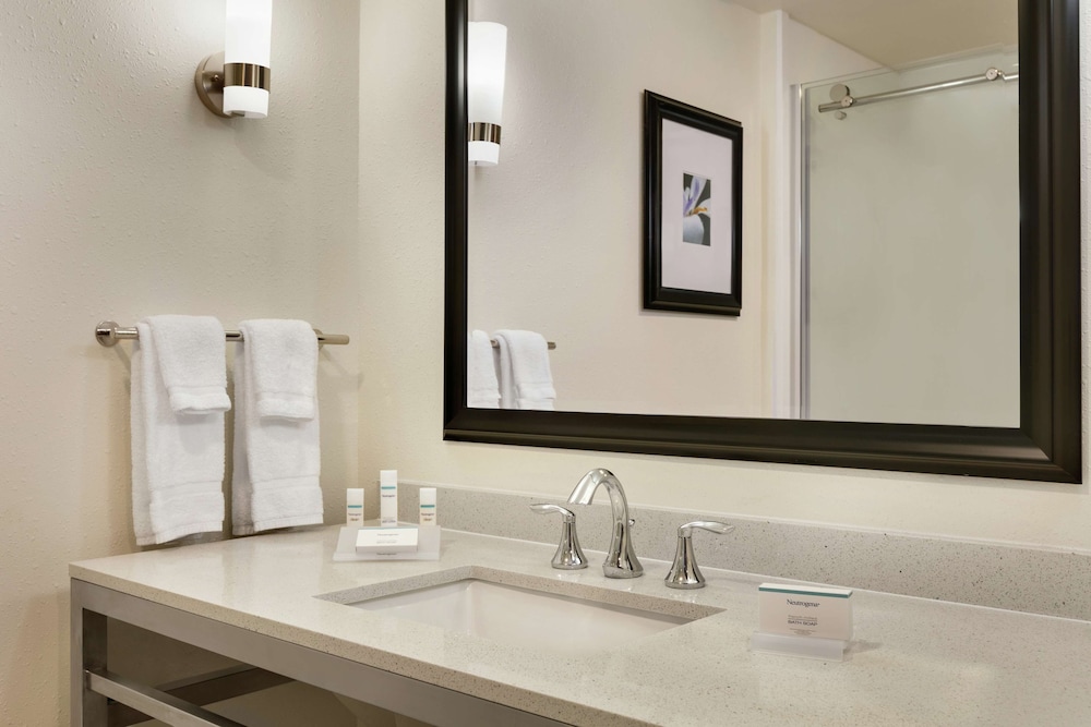 2 Queen Mobility Accessible W/roll-in Shower photo 3