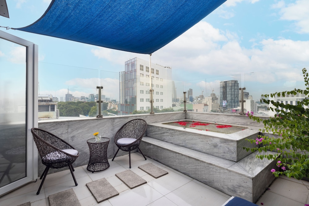 Signature Retreat Suite - Daily Free Afternoon & Mini Bar