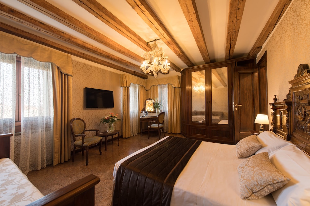Junior Suite, Canal View (Grand Canal View / Rialto Bridge) photo 1