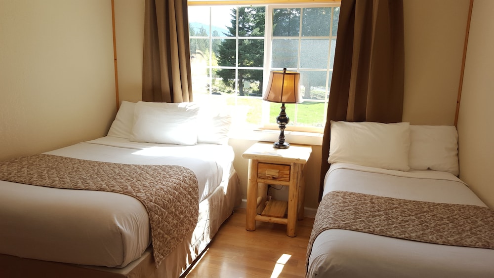 Deluxe Room, Multiple Beds, Full Kitchen (No Pets Allowed On Premises)