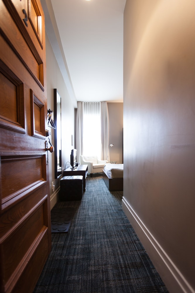 Standard Room, 1 Queen Bed, Private Bathroom photo 3