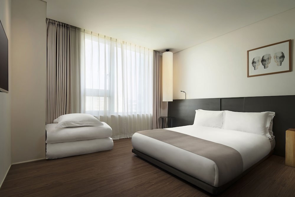 Deluxe Ondol Room (17-18th Floor/ Base 3 + Free futon for extra 1person. Room would be small for 4)
