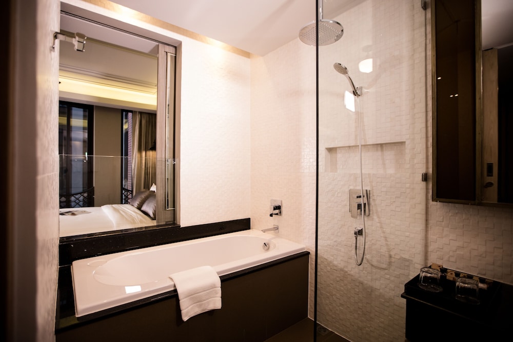 Deluxe Room with Pool View thumbnail 6