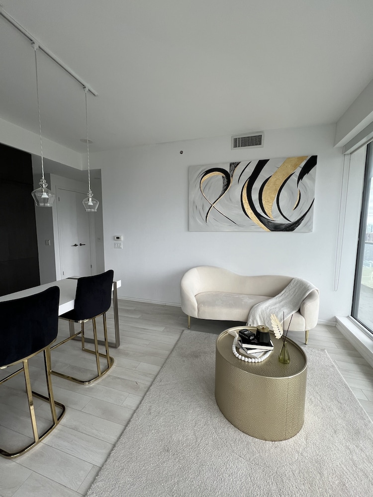 Classic Condo, 1 Queen Bed, City View