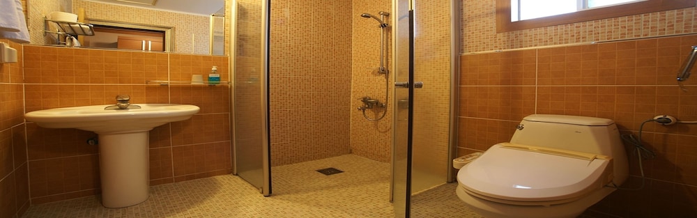 Standard Twin Room - Photo 6