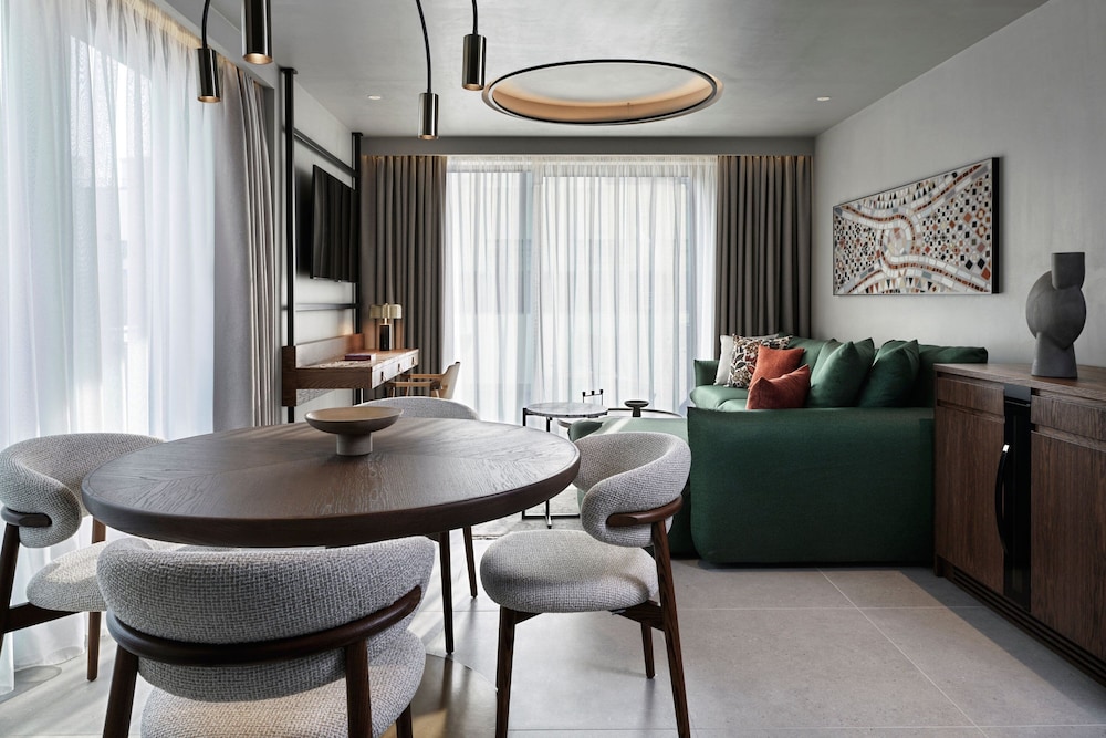 Executive Suite, 1 Bedroom, Balcony - Photo 9
