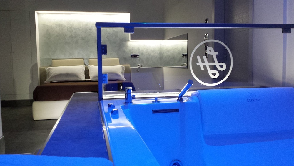 Luxury Suite, 1 King Bed, Jetted Tub photo 3
