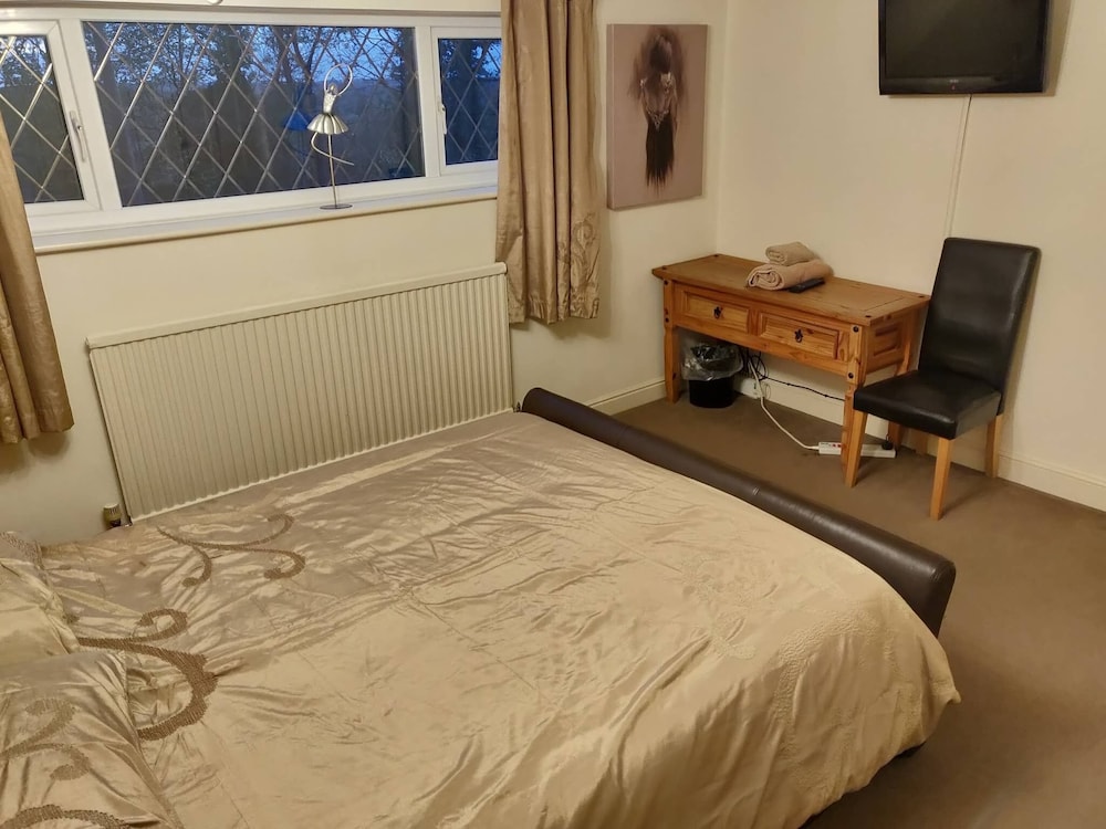 House, 4 Bedrooms, Fireplace, Garden View photo 2
