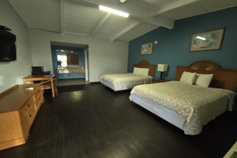 Deluxe Room, 2 Queen Beds, Smoking