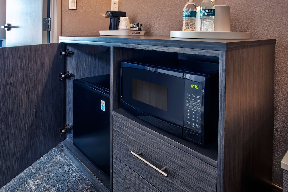 Suite, 2 Queen Beds, Refrigerator & Microwave (Wet bar) - Photo 6