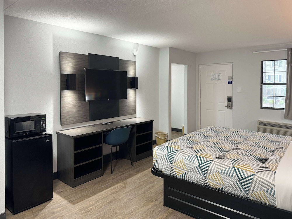 Standard Room, 1 King Bed, Non Smoking, Refrigerator & Microwave - Photo 3