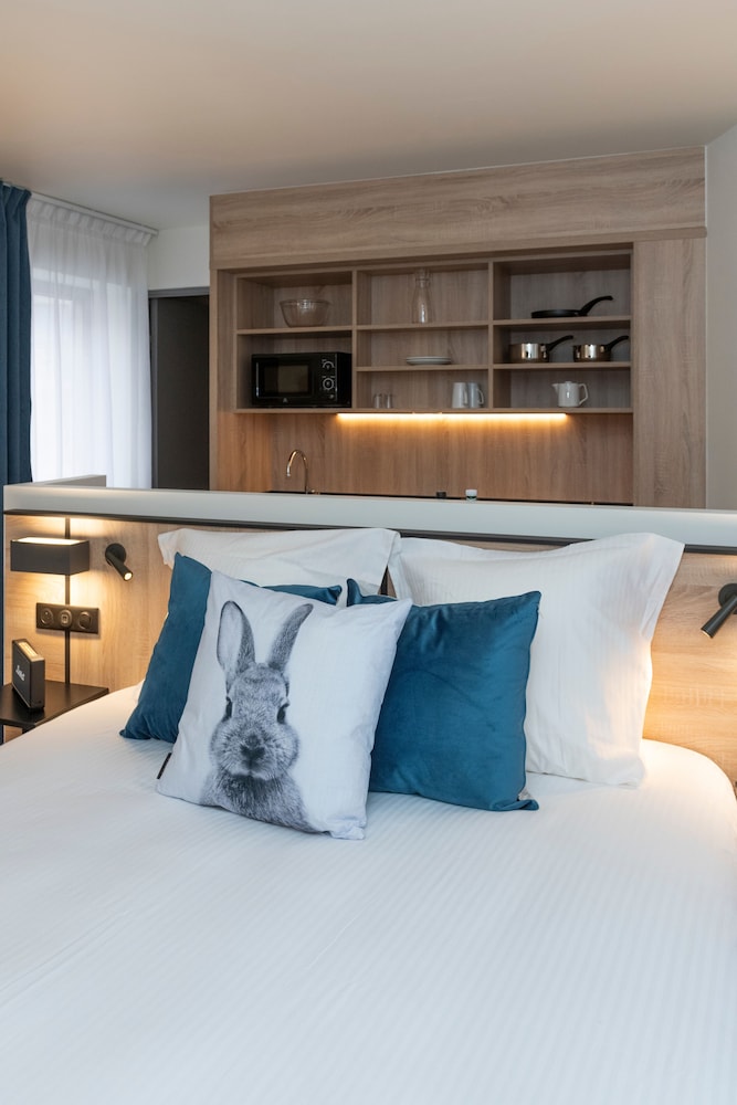 Studio, 1 Queen Bed, Bathtub (Kitchenette) - Photo 3