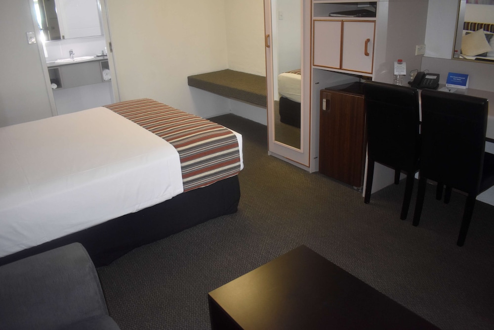 Standard Room, 1 Queen Bed, Non Smoking - Photo 8
