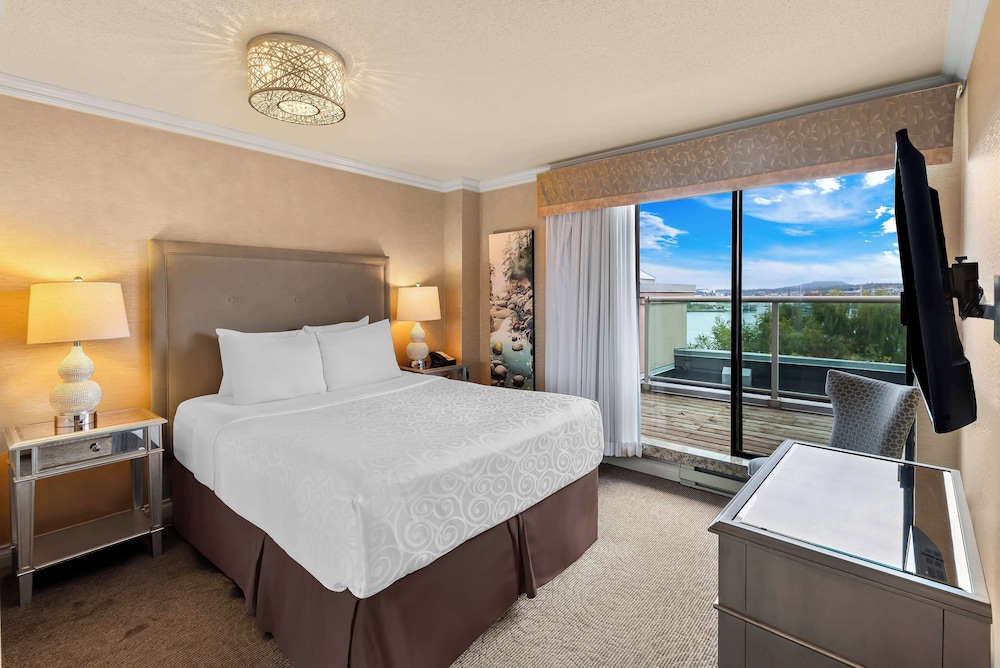 Standard Room, 1 Queen Bed, Non Smoking, Refrigerator & Microwave photo 3