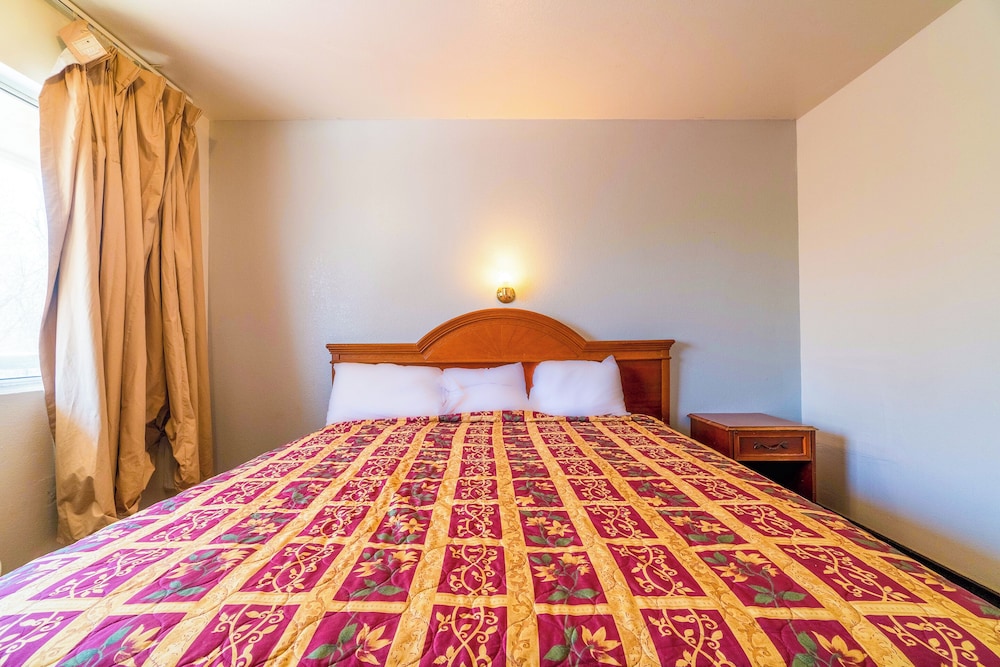 Standard Room, 1 King Bed photo 3