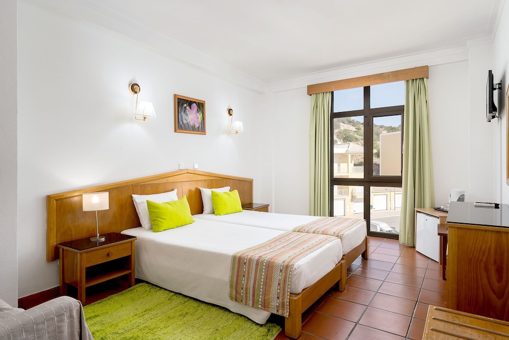 Twin Room (with Extra Bed) - Photo 1