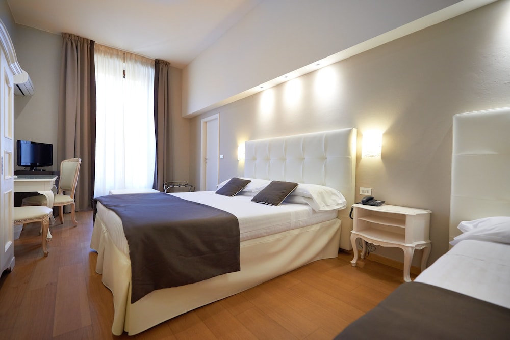 Triple Room thumbnail 6
