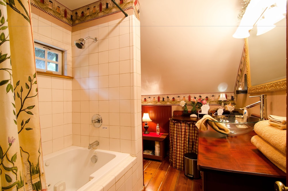 Carriage House Suite (Stationary Ladder to Loft with Dbl Bed. Air Mattress in Living Room) photo 3