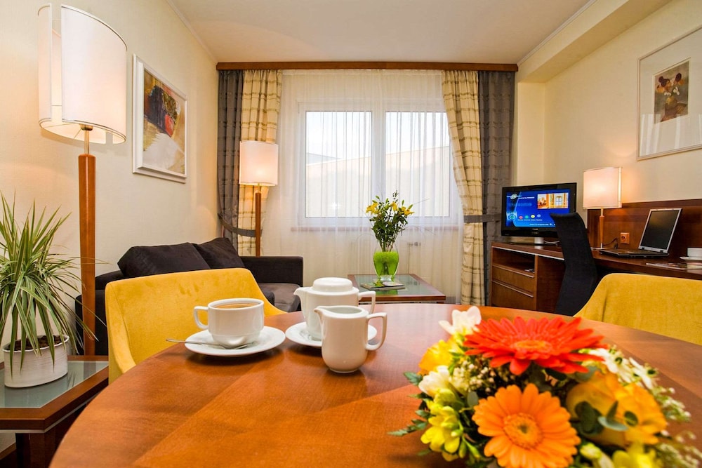 Suite, 1 King Bed, Non Smoking photo 2