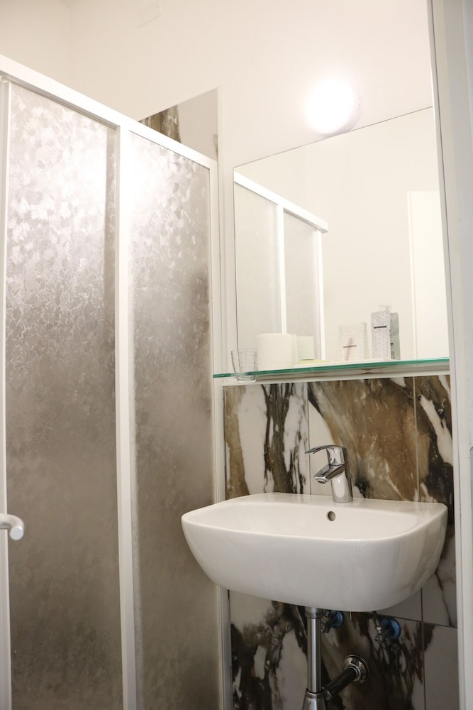 Standard Double Room - Photo 10