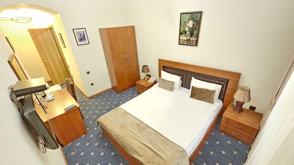 Standard Double Room, 1 King Bed photo 3