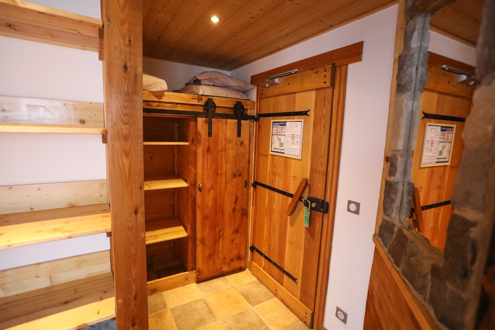 Room 5, double queen size + 1 child bed, balcony, South East photo 3